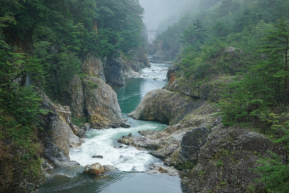 巨岩と清流の美「龍王峡」　むささび橋巡回コースへ 
